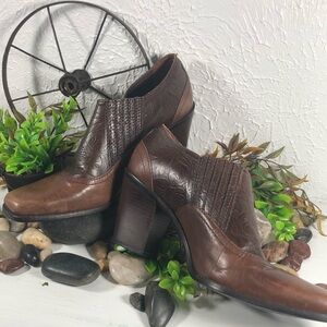 Antonio Mernio Ankle Heeled Bootie Embossed Tooled Leather Bendable Size 9 Boot